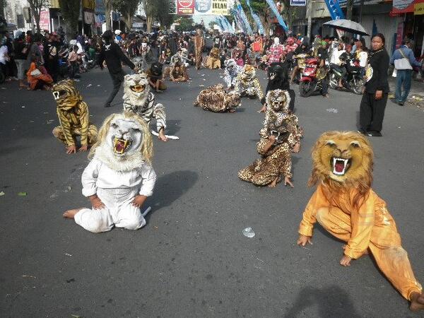 Macanan ; International Trance Carnival Bantengan Nuswantara 2013